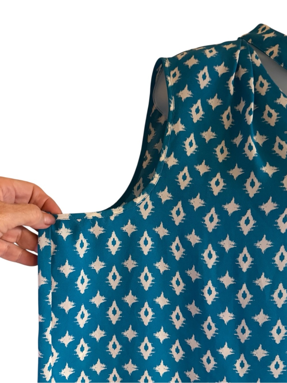 Sami & Jo Sleeveless V-Neck Top with Choker Like Detail PLUS: 2X/3X #Y - Picture 3 of 9
